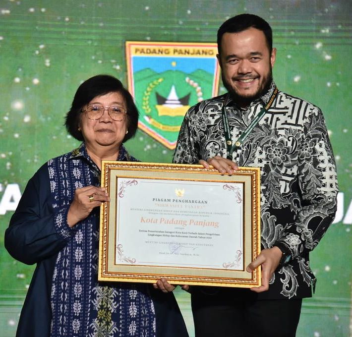 Wako Fadly Amran terima  penghargaan Nirwasita Tantra dari Menteri LHK, Siti Nurbaya Bakar di Auditorium Dr. Ir. Soedjarwo, Gedung Manggala Wanabakti KLHK. 